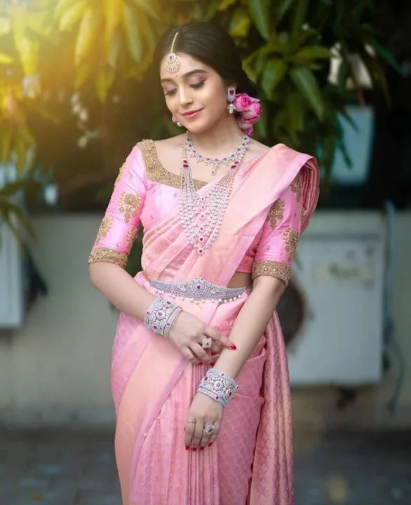 Banarasi silk saree with blouse uploaded by Arti//fashion  on 5/11/2023
