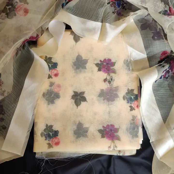 Floral organza suit. uploaded by Sherrytheshop  on 5/23/2023