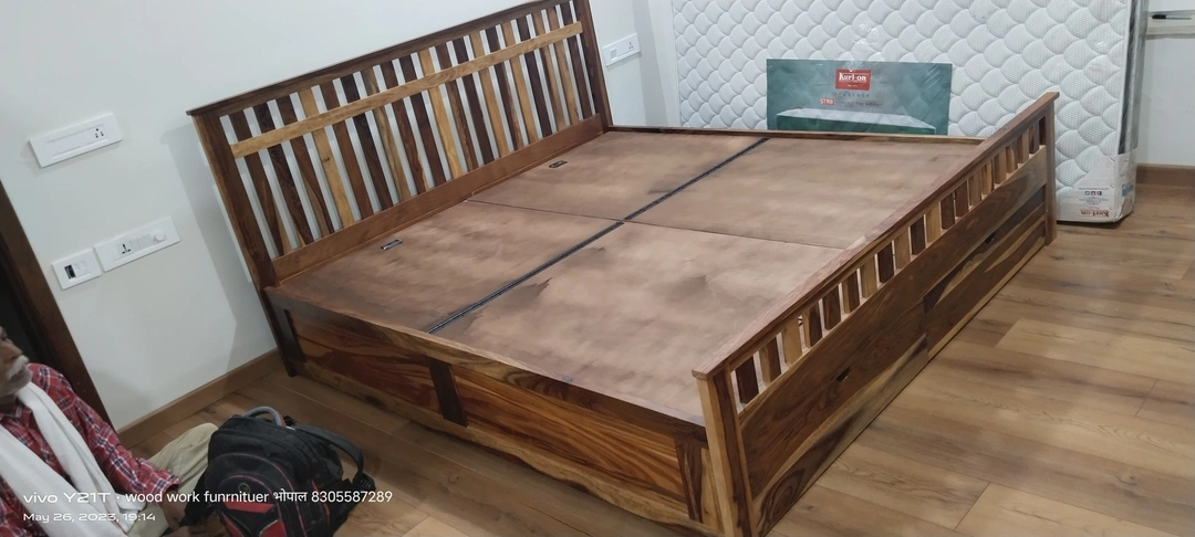 सागौन का बेड 6 बाय 6 का डबल  uploaded by Wood work furnituer interior designer malviya carp on 5/27/2023
