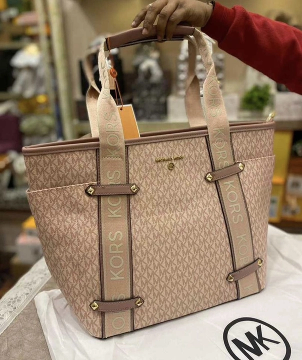 MICHAEL KORS MAEVE TOTE uploaded by Mavenlicious Rebells on 5/27/2023