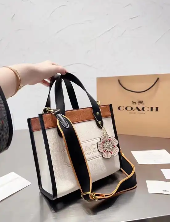  COACH FIELD TOTE✨ uploaded by Mavenlicious Rebells on 5/27/2023