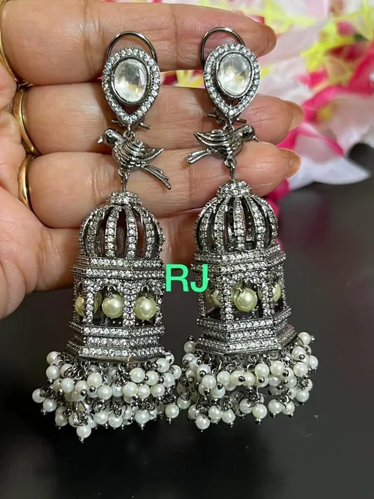 Post image Kundan and Diamond fusion cage earrings