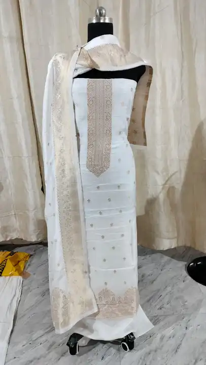 Post image Banarasi Russian Dola Dyeable Suit 3 pcs 

Top : Russian Dola Dyeable
Dupatta : Russian Dola Dyeable
Bottom: Cotton Dyeable
Rate : 1100

Note 👇👇

Ye white mall ka Rate hai 

Colour Charge Extra Hoga