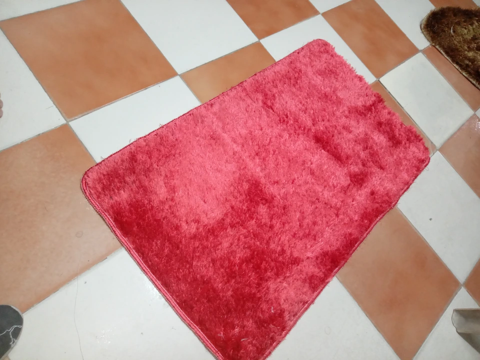 Polisher rubber mat [ Colour red ] length=20inches breadth =32inches . Weight 900 gram . uploaded by Met carpet rugs manufactaring on 6/3/2023