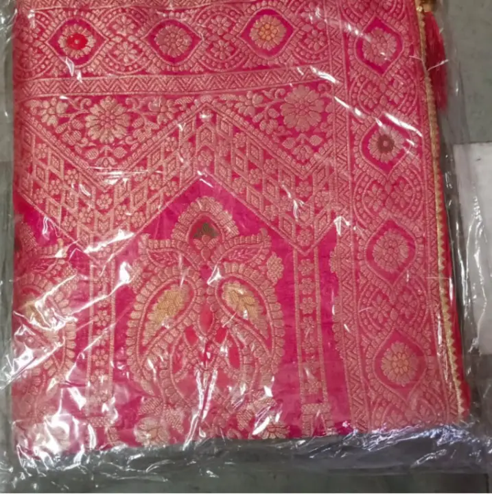 Post image I want 1 pieces of Saree at a total order value of 1000. I am looking for 6.30 cm      with blouse . Please send me price if you have this available.