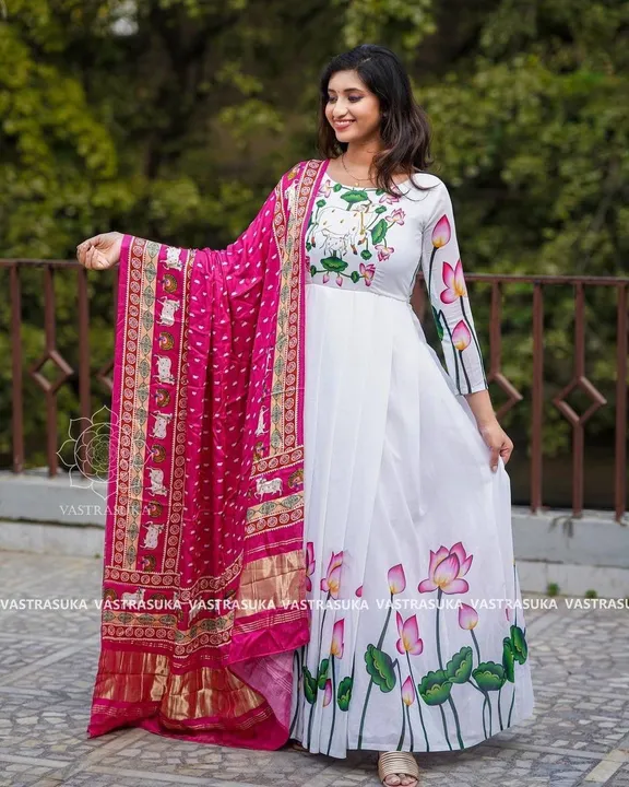 LC 935

♥️ PRESENTING NEW DESIGNER PRINTED ANARKALI GOWN ♥️

♥️ GOOD BUTTER SILK OUTFIT

# FABRIC DE uploaded by A2z collection on 6/13/2023