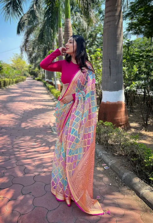 Post image Pure  Organza braso silk saree in Pink  color saree with braso weaving in all over the saree, Rich pallu and beautifully attached latkan in pallu

Blouse - weaving sequins organza work blouse  



Ready stock ♥️
