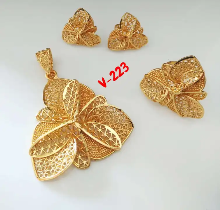 Stunnjng Gold Plated Pendent uploaded by Prina's Fashion on 6/18/2023