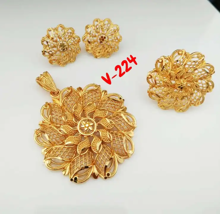 Stunnjng Gold Plated Pendent uploaded by Prina's Fashion on 6/18/2023