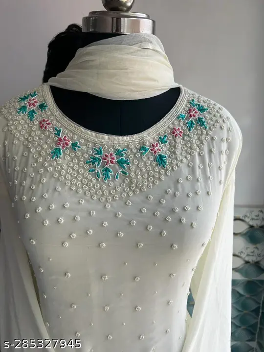 Hand work ladies suits uploaded by YAMEEN ZARI ART on 5/30/2024