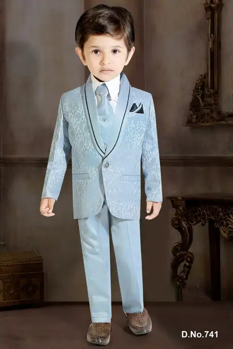 Suit(00-2 size) uploaded by LA fashion land on 6/28/2023