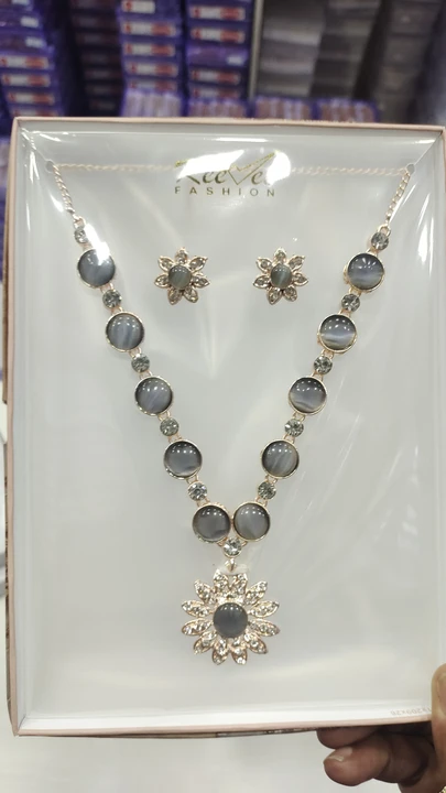 Monalisha link set  uploaded by Tiptop Jewellers on 7/15/2023