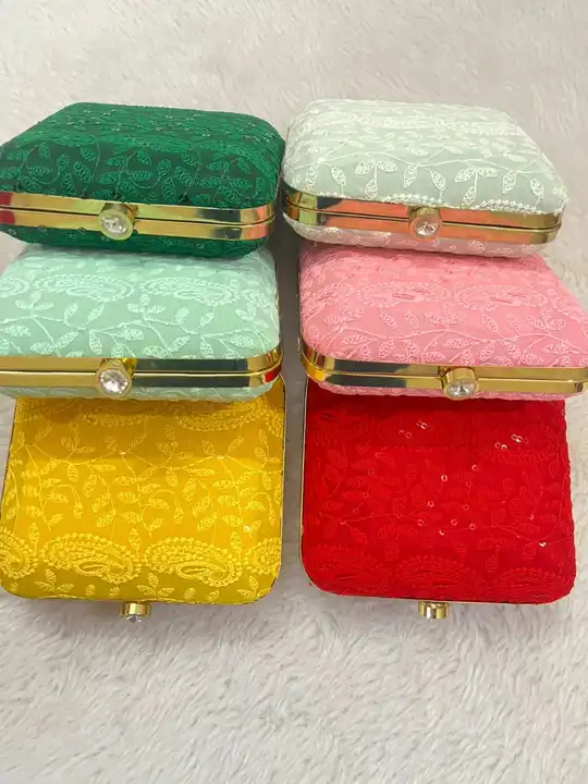*Anguri Embroidery/Velvet Embroidery/Patola Fabric Clutch Box/Chikankari Cluch*

*Size 6"*6"*
 
 uploaded by Happy bag's on 8/2/2023
