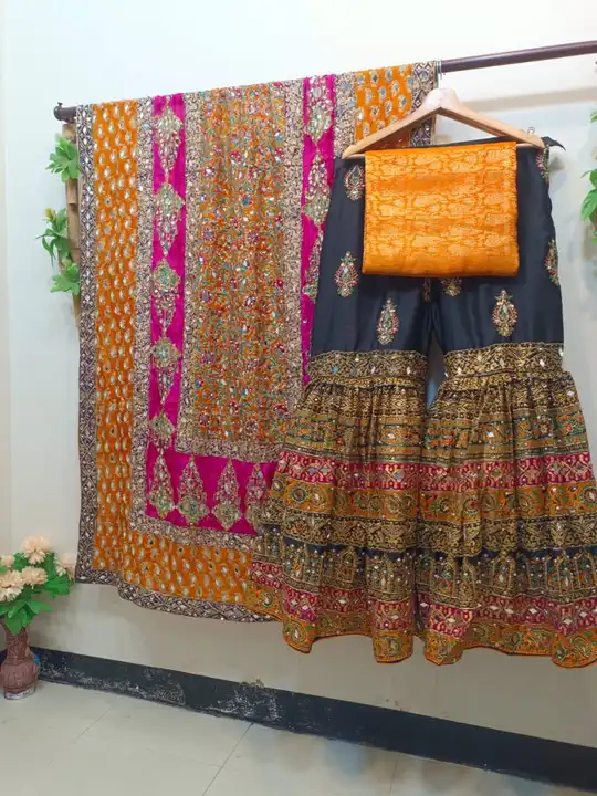  100% Original 
Pakistani Designer
Heavy Gharara 3pcs 

Dupatta:
Fabric: Pure silk
Work: 
Zari work, uploaded by Black bird boutique on 8/5/2023