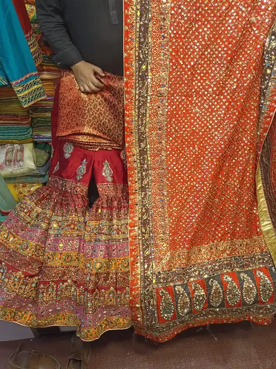  100% Original 
Pakistani Designer
Heavy Gharara 3pcs 

Dupatta:
Fabric: Pure silk
Work: 
Zari work, uploaded by Black bird boutique on 8/5/2023