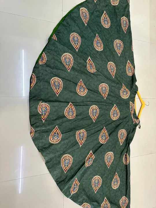 Post image Pure camric cotton heavy quality chaniya with 8-10 mtr flair 

42 waist 
42 length 

Pure crape lining 

Fully stitched skirt