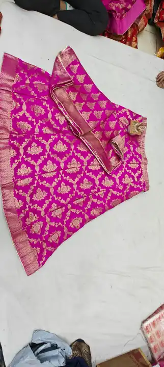 Sale sale sale 
🥰🥰🥰New Launching 🥰🌷🌷💐💐💐Lehanga Chunni 💐🥰🥰🥰
👉🏻 Tapeta silk 
👉🏻 Paan  uploaded by Gotapatti manufacturer on 8/10/2023