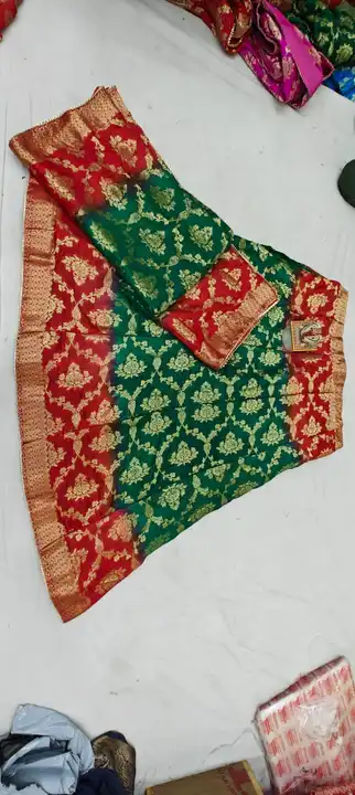 Sale sale sale 
🥰🥰🥰New Launching 🥰🌷🌷💐💐💐Lehanga Chunni 💐🥰🥰🥰
👉🏻 Tapeta silk 
👉🏻 Paan  uploaded by Gotapatti manufacturer on 8/10/2023