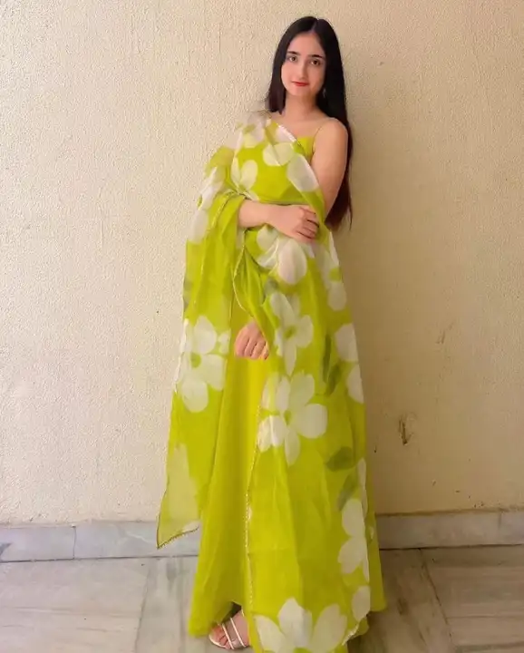Here Presenting You a beautiful Solid Suit with printed dupatta 💚💛
This beautiful Georgette suit i uploaded by Villa outfit on 8/20/2023