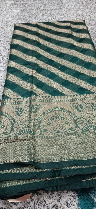 Heavy weaving soft organja fabric bnarsi look saree very beautiful  uploaded by Fashionmax on 9/17/2023
