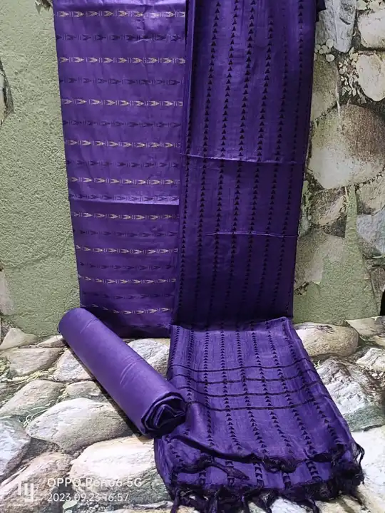 🥻Katan silk with weaving design suit piece

Top
Bottom
Dupatta

👉🏻2.5 meter each
 uploaded by Weavers gallery on 9/23/2023