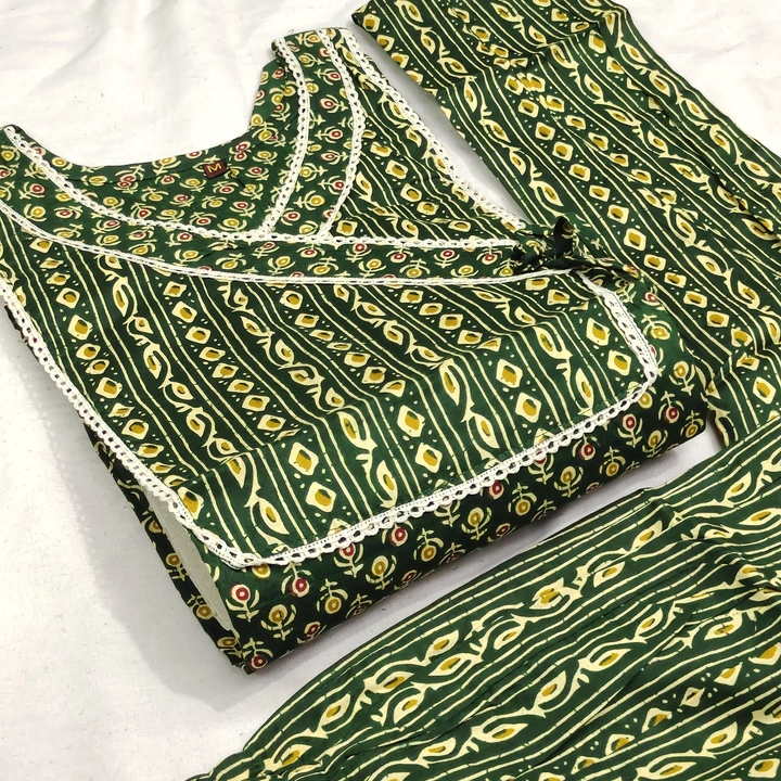 Traditional print kurta set uploaded by Apsara dresses on 9/29/2023