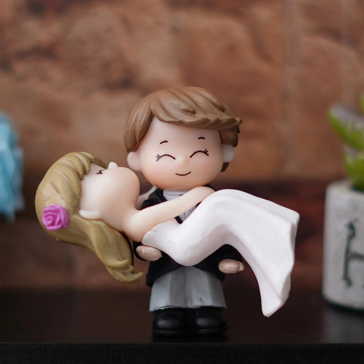 🍒🤩🥰Bride Kissing Groom Romantic Polyresin Decorative Showpiece
 uploaded by business on 9/30/2023