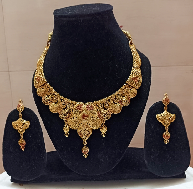 Golden necklace set uploaded by Halltree Associate on 10/8/2023