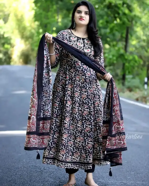 Post image *Black is Bold, Black is Beautiful, Black is Always*

*Premium pure Reyon print full flair Anarkali kurti with  pant paired up with malmal dupatta*


*Gotta Embroidery work*
*With gotta Less*

Kurti length '50
Pant length '38


*Size 38 40 42 44 46

*Price 700*
10. 
⭐ Ready to dispatch
*Full stock Available*
