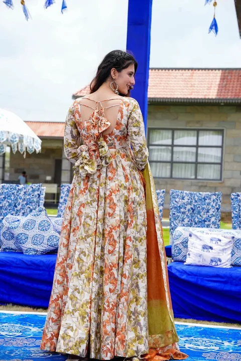 Gown with dupatta  uploaded by VINAYAK desinger  on 10/11/2023