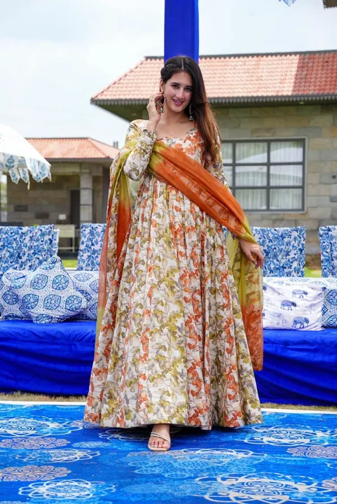Gown with dupatta  uploaded by VINAYAK desinger  on 10/11/2023
