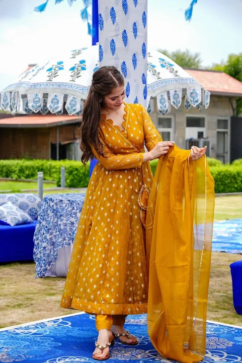 Gown with dupatta uploaded by VINAYAK desinger  on 10/17/2023