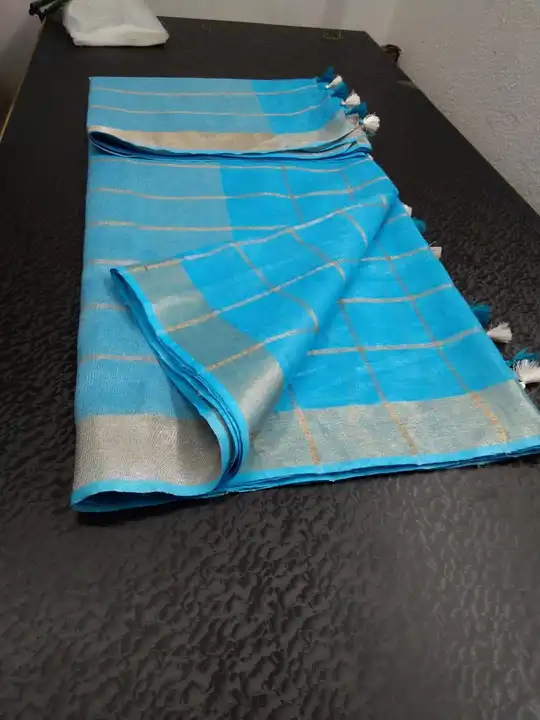 Cotton slub saree wi copper check design

👉🏻Length

Saree 5.5 meter
Blouse 1 meter 
 uploaded by Weavers gallery on 10/27/2023