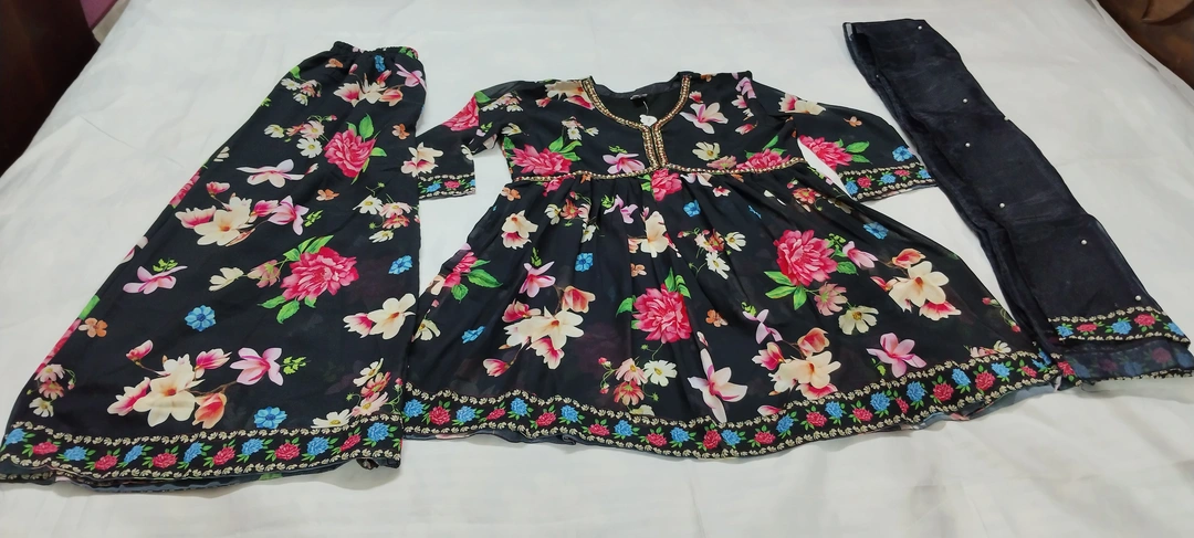 A very beautiful floral print three piece set uploaded by business on 10/31/2023