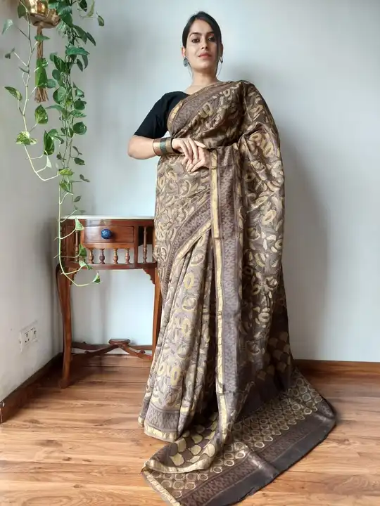 Post image *🌿new arrivals vanaspati(azrak) print chandari silk saree 🌿*

Exclusive new collection 
of chandari  silk saree  in vanaspati hand block print vegetable colors no camical 100% natural colour 👆

🍀full stock available 🍀

chandari silk Saree 5.5 mts
Chandari silk blouse 1.00 mts 
Total 6.5 mts 

*approx weight 480 gram*
🍀 🍀
🙏🙏🙏