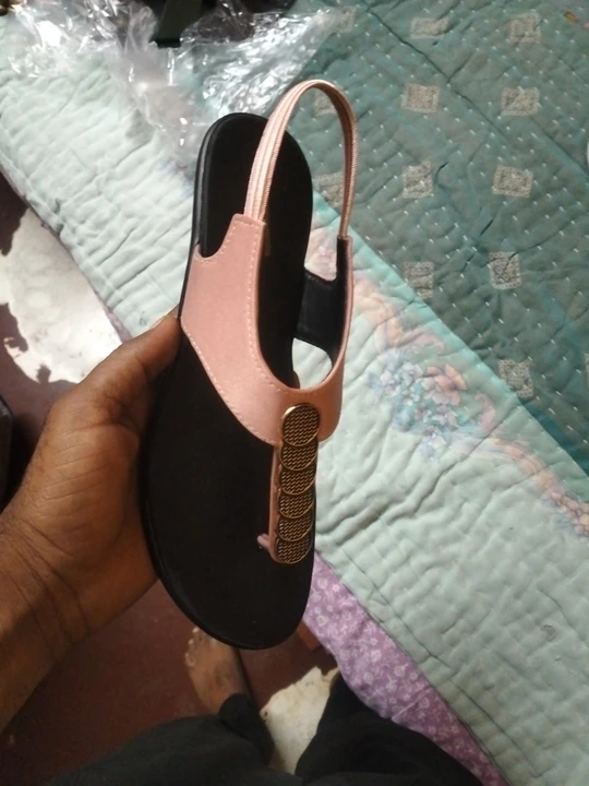 Post image Women's and girls new design hill and flat slippers price 150 to a 180 size 4 to 9 contact 7610908421