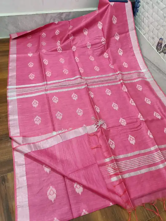 Post image 🧵🧵  kota slub Silk saree with beautiful weaving zari weaving body 

Selver Zari weaving       Rose 🌹 butta 

👉🏻Length

Saree 5.5 meter
Blouse 1 meter