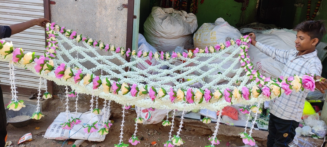 Artificial wedding chadar uploaded by Aamir handicrafts flowers on 11/18/2023