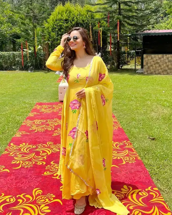 Post image YES THIS IS LADU PILA 😉♥️

*YELLOW SHRADDHA KAPOOR*🌸

This Original Tabi Organza Suit with a soft silk feel is a eye-catching Outfit
Featuring Organza maxi Dress with finely curated Monochrome Organza Dupatta And Gota Lace Border 😍♥️! This is made for simple n elegant dressing with subtle detailing! Hurry, get yours now! 😍 

*DETAILS*

•Fabric: *Tabi Organza*
•Duptta fabric Tabi Organza
•Complete Linning
•Length: 52"
•Flare 3.5+ mrts
• Slevees Length 21 inches
•Sizes: M-38 L-40 XL-42 XXL-44

*KEY FEATURES*
• *Insulated Cups* For Comfort And Prefect Fitting
*Fabric* Soft  Comfortable and light weight

Happy Shopping 🛍️😀