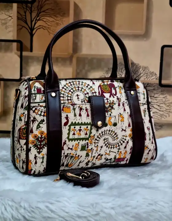 Post image THE ZUPEE DUFFLE
DOUBLE PARTITION HANDBAG WITH  BACK ZIP
SIZE 12” x 9” WITH 5” BASE
ADJUSTABLE AND DETACHABLE SLING BELT 
FRONT 
 PHONE POCKET 
(FREE DETACHABLE POUCH) 👝  
MADE IN JAIPUR 🇮🇳