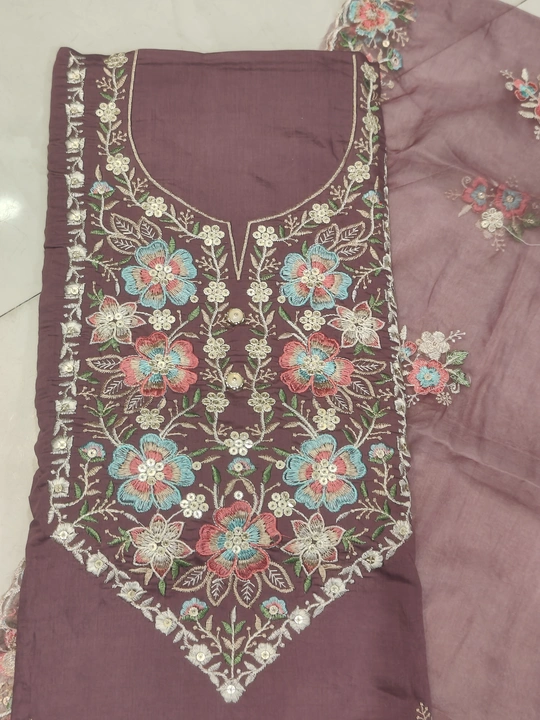 Post image Fabric  Masleen
Top.  Thread embroidery with sequal highlight
Plain masleen bottom
Organza embroidered dupatta
2 colour options
Lavender
Ice blue
Price 1250