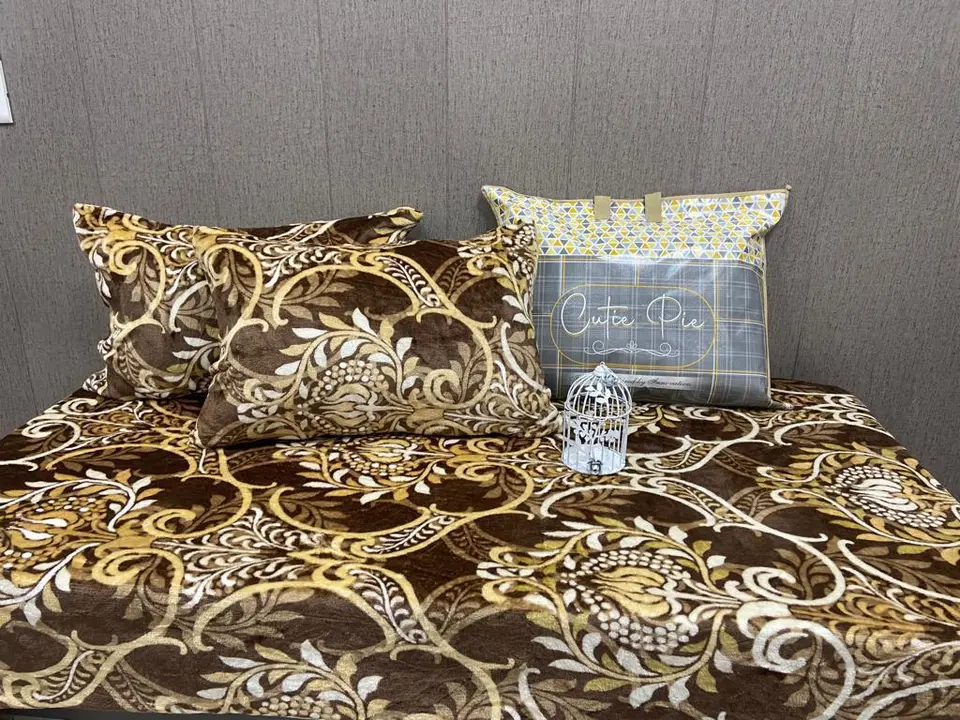 *King Size👑Warm Bedsheet Set*
Size: 95 by  108  inches
Fabric: Soft Flannel 
Weight: 1.5 kg
Brand:  uploaded by Sonya enterprises on 1/10/2024