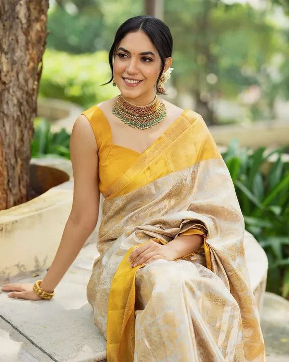 Beautiful allover Golden zari weaving flowers design saree rich pallu with hevay brordar  uploaded by business on 2/5/2024