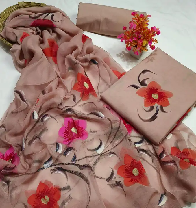Exclusive new hand block printed cotton dress materials with chiffon duptta👌👌
Details👇👇👇
Top co uploaded by Saiba hand block on 3/4/2024