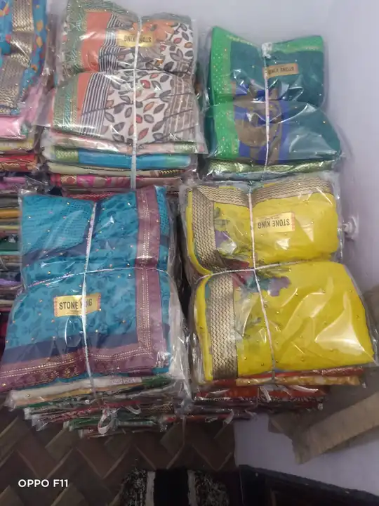 प्रिंट की ब्लाउज साड़ी uploaded by Shri Ram textile agency on 3/8/2024