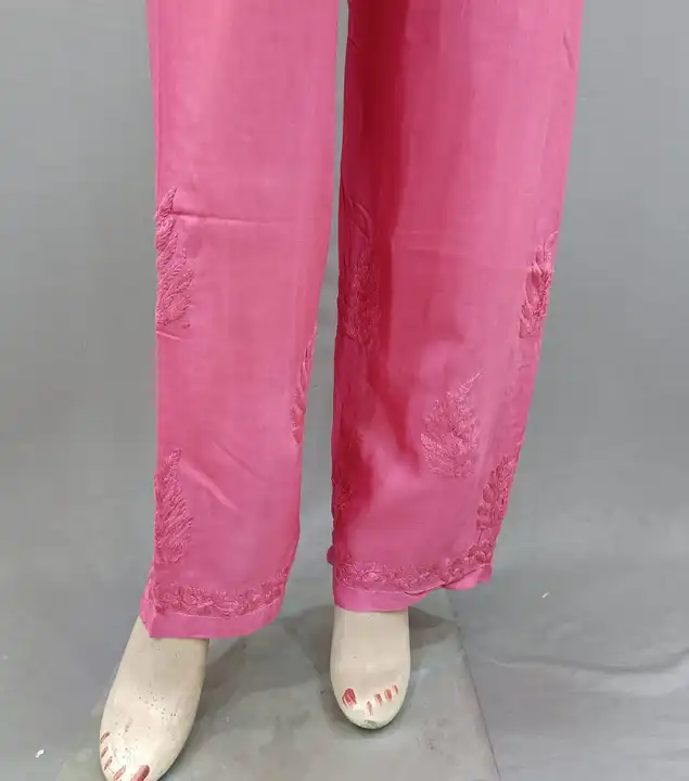 Set
Fabric murslin
Kurti length 30 Size 38 to 44
Pant size 46
Pant length 40
Thigh size15
Ankle size uploaded by Msk chikan udyog on 3/9/2024