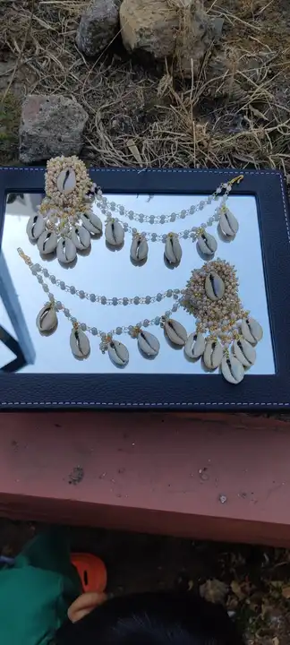 Handmade shell earrings eith kanoti chain uploaded by business on 3/10/2024