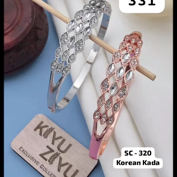 Post image 🎀🎀🎀 *Korean Kada* 🎀🎀🎀

👉🏻 All are Openable
👉🏻 Rosegold / Rhodium
👉🏻 New Arrival
👉🏻Best Price

*PRICE - 320 for one Piece

BULK BUYER PING ME PERSONAL
MOQ - 12 Piece