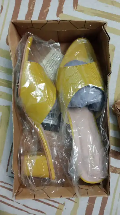 Sandle Clog London uploaded by Chauhan Retail on 5/4/2024