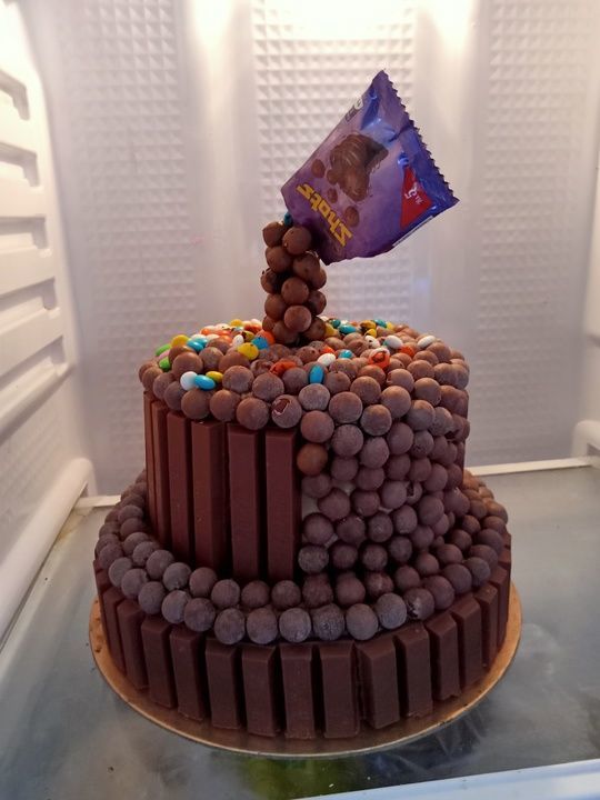KitKat cake,4 pound cake uploaded by Annie's Cake Make on 4/3/2021